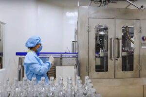 Bên trong dây chuyền sản xuất thuốc Bông Sen Kiểm soát chất lượng nghiêm ngặt 2 Nhà máy sản xuất đạt chuẩn GMP-WHO