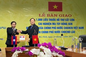 Thuốc cai nghiện Bông Sen Hành trình 10 năm chinh phục loạt giải thưởng uy tín 4 Chính phủ Việt Nam đã trao tặng 1.000 liều thuốc Bông Sen cho Chính phủ Lào