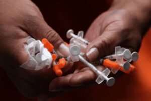 Ma túy đá lây qua đường nào? Hiểu đúng về methamphetamine và tác hại nguy hiểm 2 Sử dụng chung kim tiêm