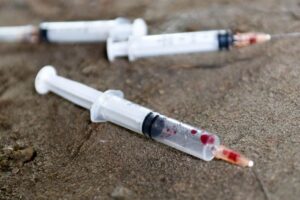Chơi ma túy đá có bị HIV không? Sự thật cần biết để bảo vệ sức khỏe 2 Tiêm chích chung kim tiêm