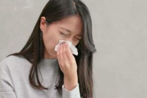 Ho, hắt hơi hoặc nước mắt, mồ hôi