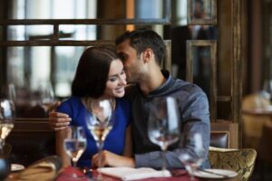 Ôm hôn xã giao hoặc hôn má