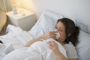 7 dấu hiệu nhiễm HIV ban đầu ở nữ giới 1 Sốt nhẹ và mệt mỏi kéo dài